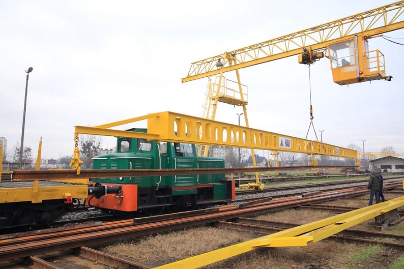 Trawersa do transportu i montażu szyn kolejowych
