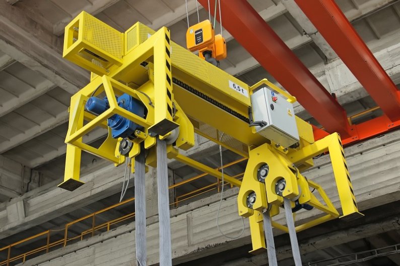 Lifting beam with belt rotator