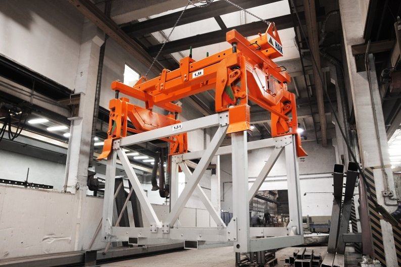 Automatic lifting beam for basket transport