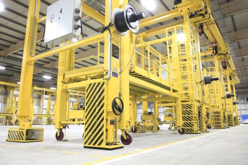 System mobilny z suwnicą do komponentów