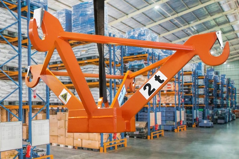 Lifting beam for big-bag with raised arms