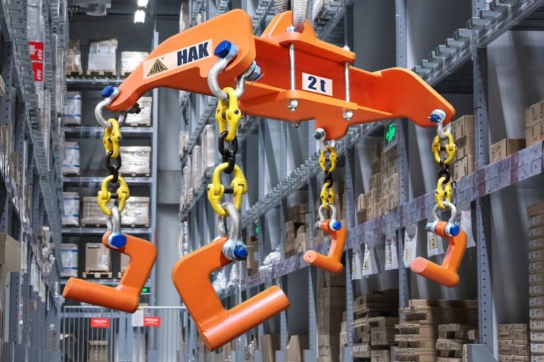 Lifting beam with four suspension hooks