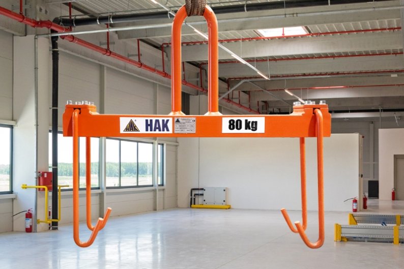 Spreader for transport baskets