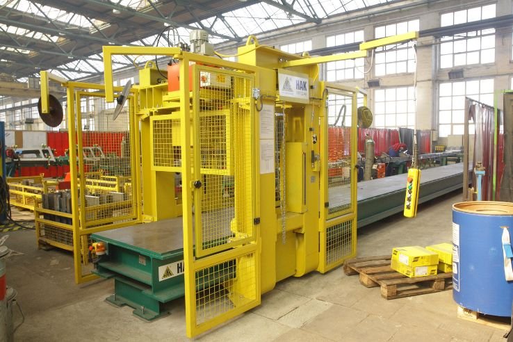 Hydraulic Press for Straightening Long Elements