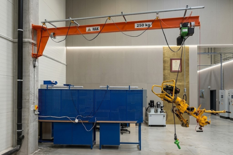Żuraw warsztatowy przyścienny ZPW Q=250kg