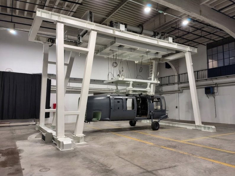 Helicopter cabin lifting system