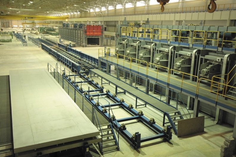 Przesuwnica do transportu wsadu do pieców obróbki aluminium