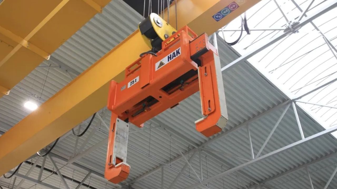 Chwytak elektromechaniczny do transportu kręgów 